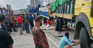 বগুড়ায় দাঁড়িয়ে থাকা ট্রাকে অপর ট্রাকের ধাক্কায় নিহত ৩